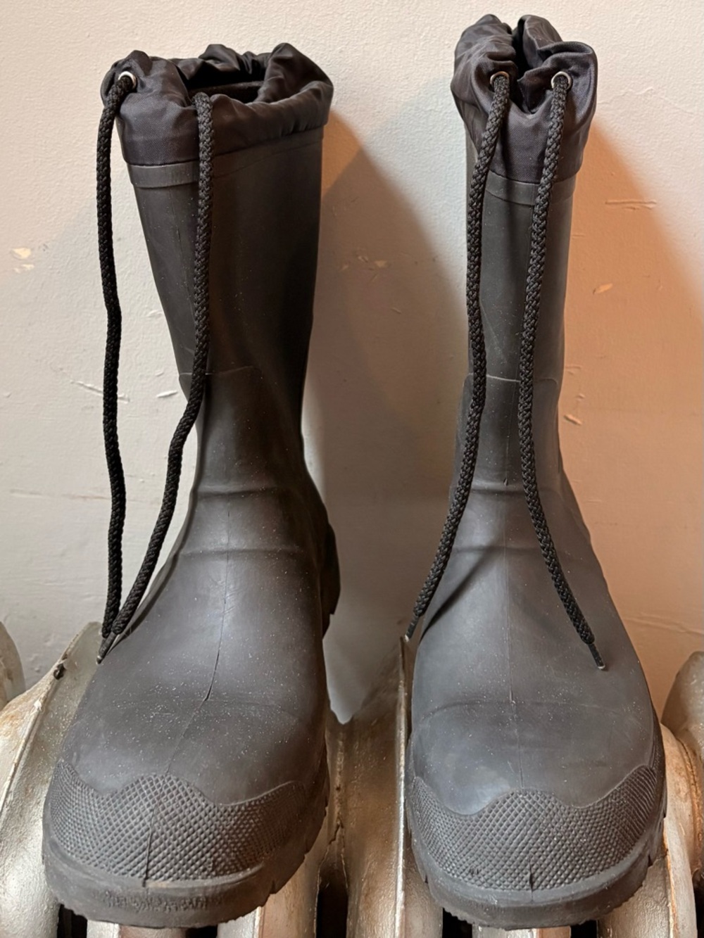 Kamik Men’s Black Waterproof Rubber Drawstring Forrester Boots, size 11.